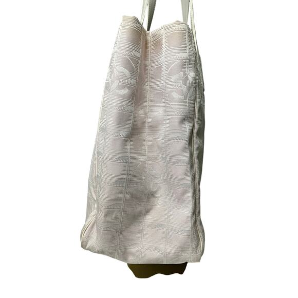 682. CHANEL Tote Bag - Perfect for Everyday Use! - Picture 4 of 9